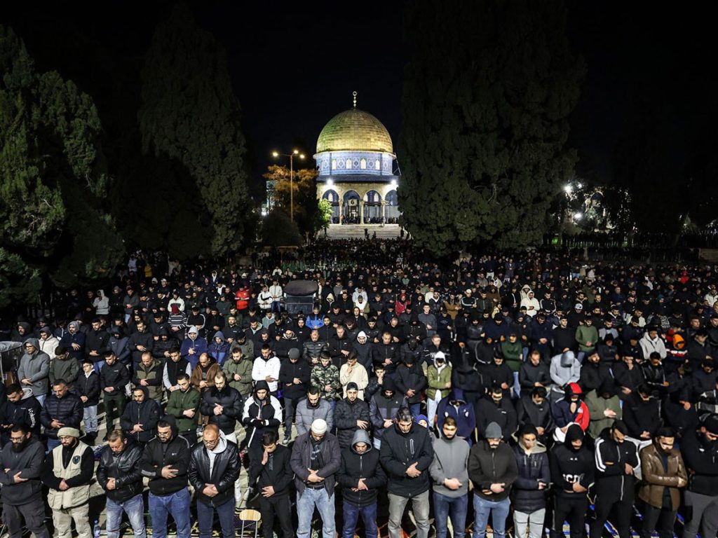 85,000 perform Isha, Tarawih prayers at Al-Aqsa Mosque