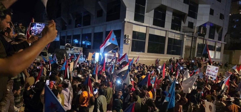 Security forces clash with protesters near Aden palace