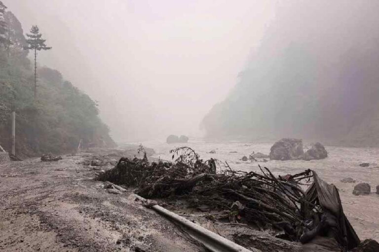 Li Qiang Visits Flood-Hit China Nepal Border Region
