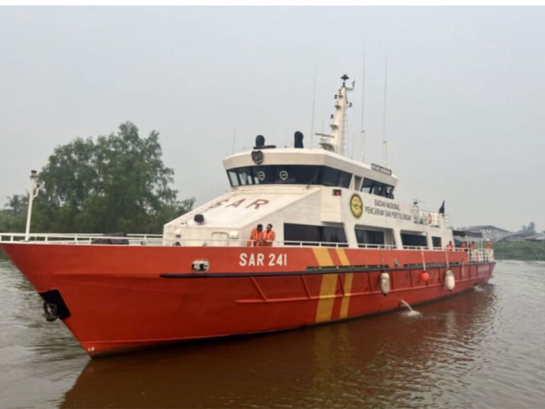 Indonesia Rescuers Search for 243 Missing Passengers in Java Sea