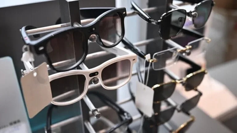 Australia Reviews Smart Glasses Use in Federal Workplaces