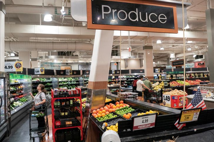 US Consumer Confidence Falls to Lowest Level Since 2014