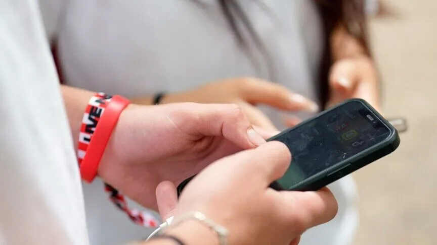 Dutch Cabinet Proposes Nationwide Mobile Phone Ban in Schools