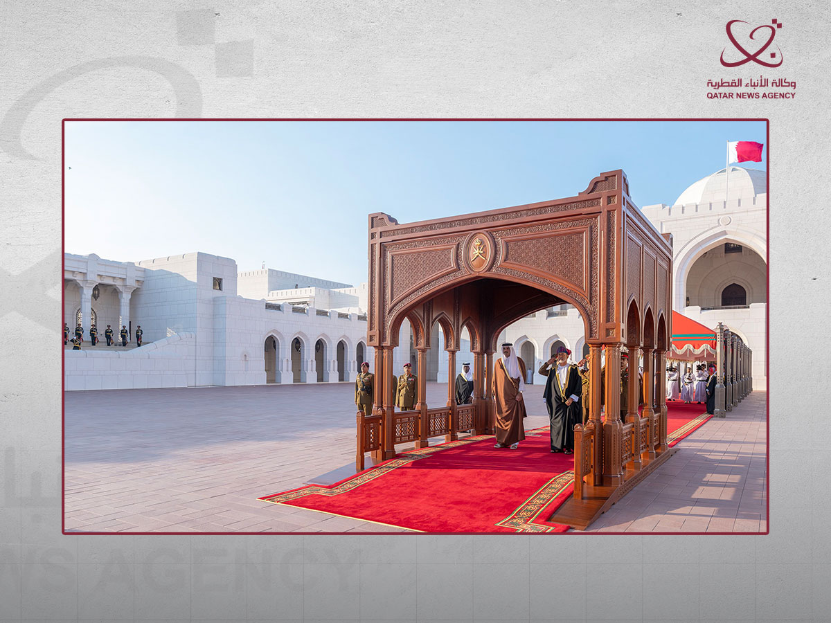 Qatar Amir accorded official reception ceremony in Muscat