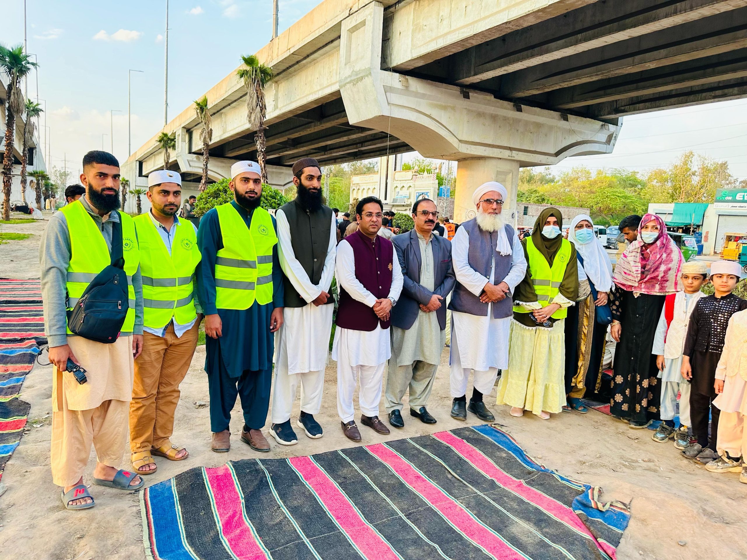 یونٹی اسسٹ فاؤنڈیشن کارکمال ویلفیئر فاؤنڈیشن اور ہیومن ویلفیئر اینڈ ڈویلپمنٹ ارگنائزیشن کے زیر اہتمام شاہدرہ چوک لاہور میں افطار دسترخوان” .