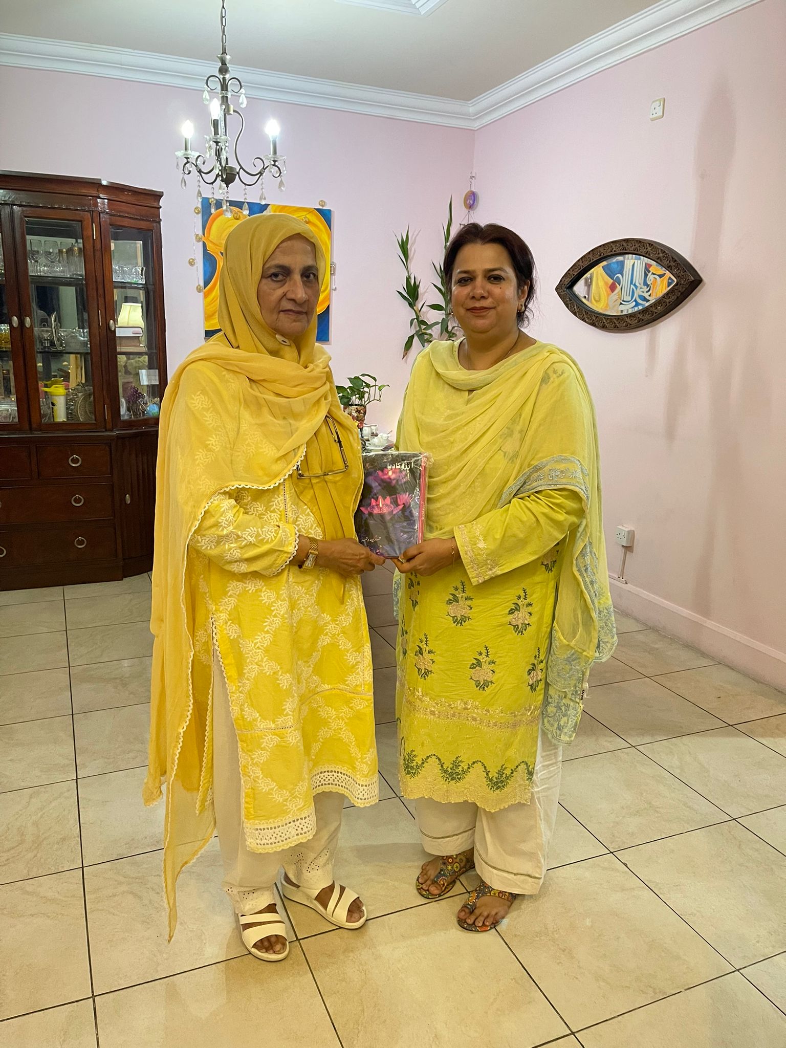 محترمہ ثمرین ندیم ثمر کے گھر خوبصورت شعری نشست کی جھلکیاں