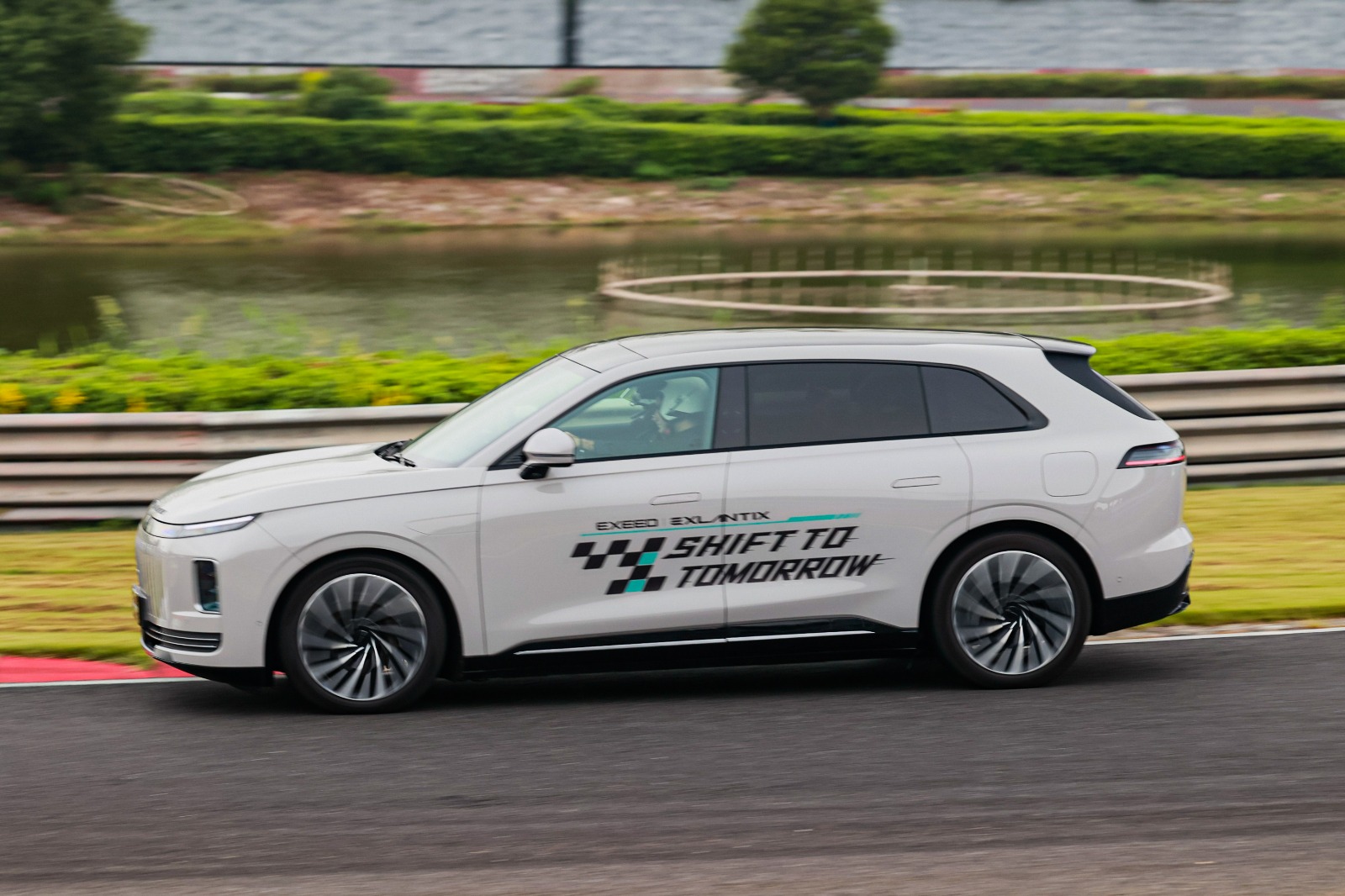 EXEED Showcases Four Upcoming Models on Track, Expanding Its Lineup Across BEV, REEV, PHEV, and ICE Powertrains