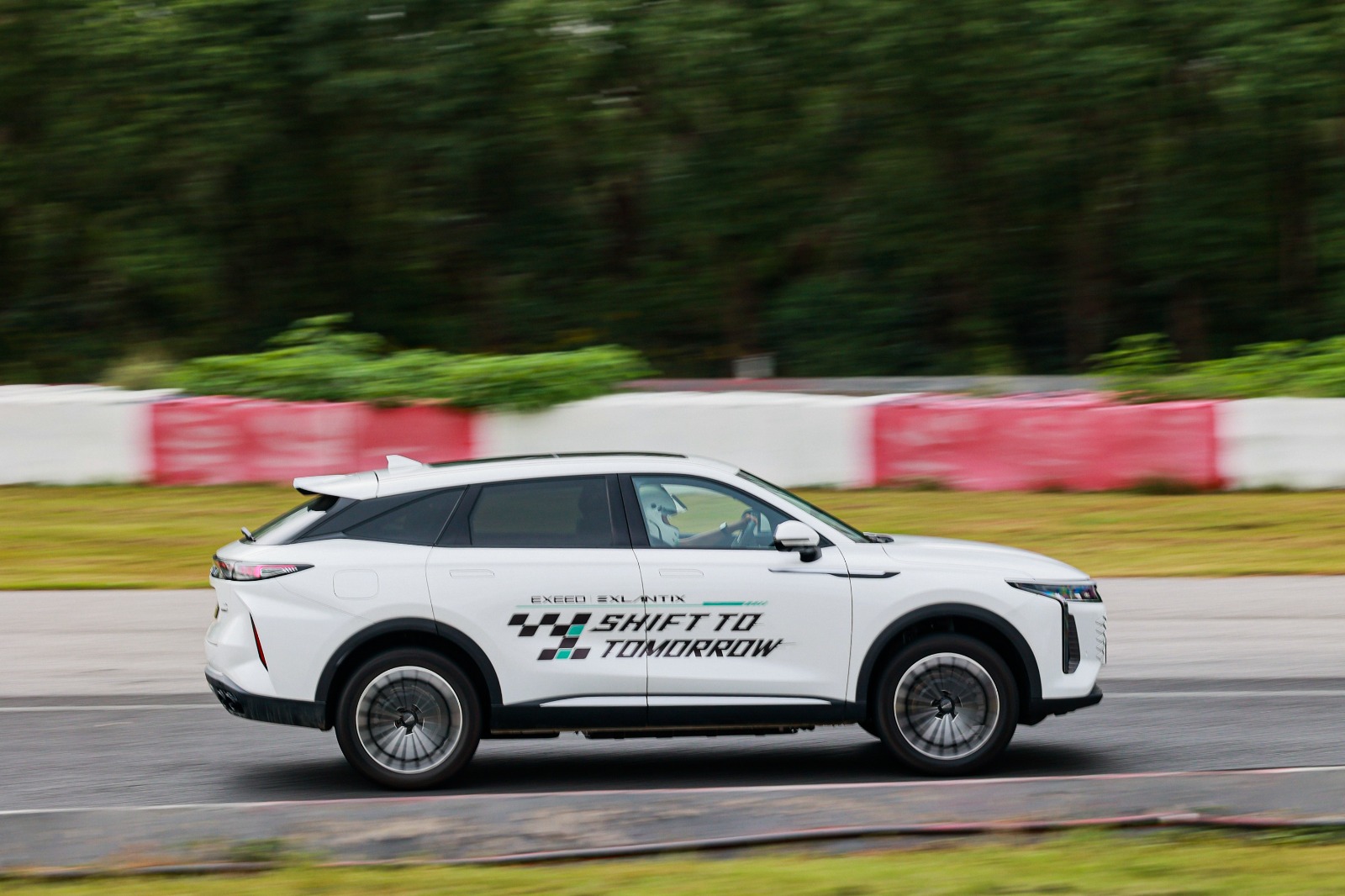 EXEED Showcases Four Upcoming Models on Track, Expanding Its Lineup Across BEV, REEV, PHEV, and ICE Powertrains