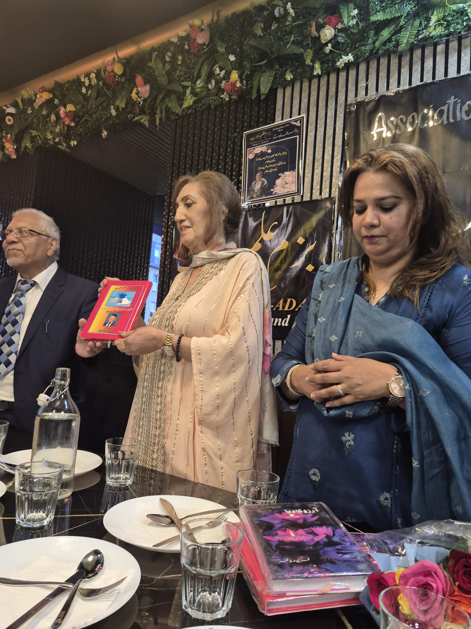 بزمِ شعرونغمہ  گلاسگو  کے زیر اہتمام سکاٹ لینڈ کے معروف ادیب و شاعر مبشر شہزاد کی کتابوں کی رونمائی