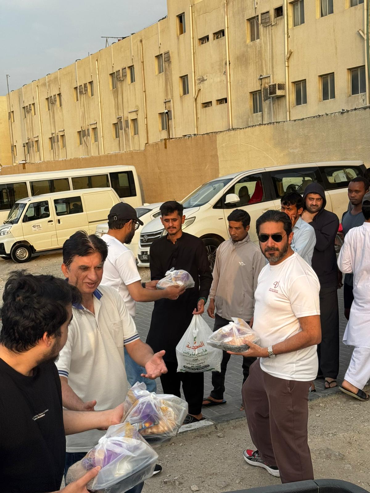 Qatar Volunteers Distribute Iftar Packs to Workers in Industrial Area