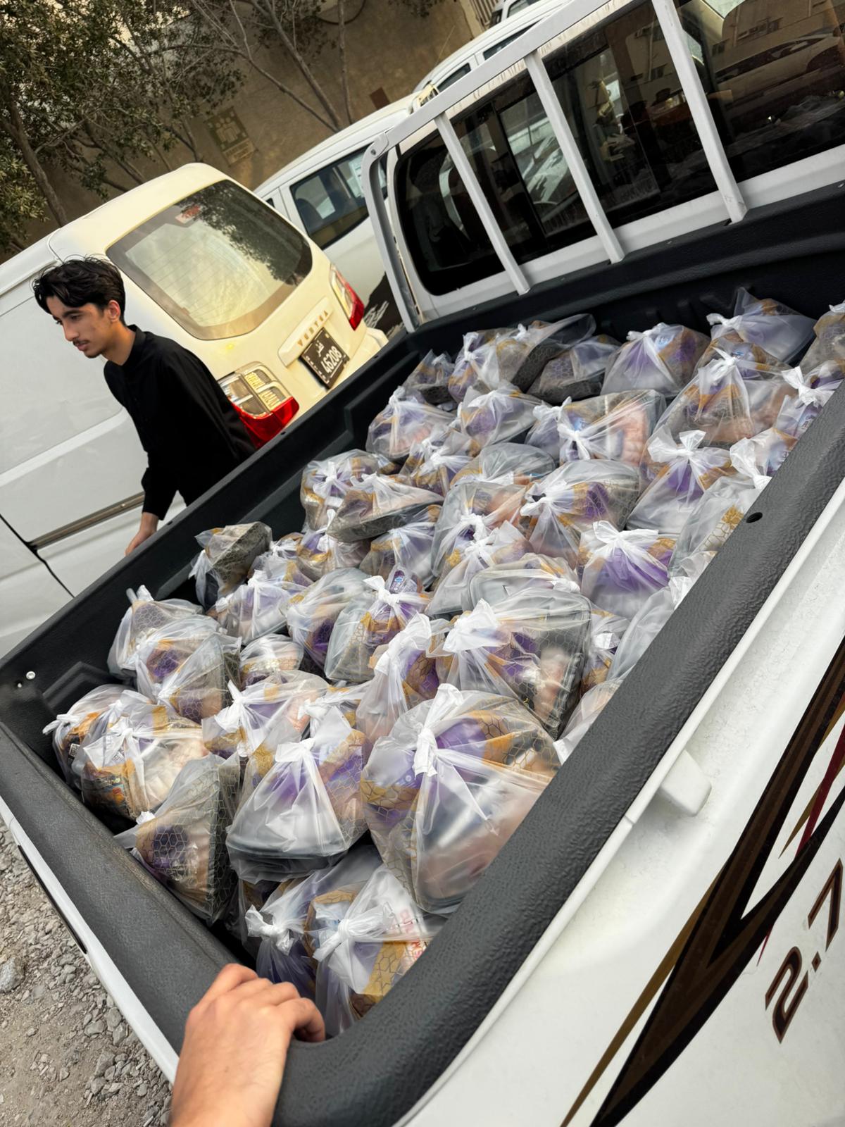 Qatar Volunteers Distribute Iftar Packs to Workers in Industrial Area