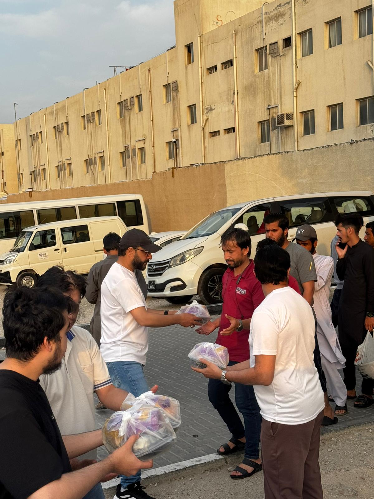 Qatar Volunteers Distribute Iftar Packs to Workers in Industrial Area